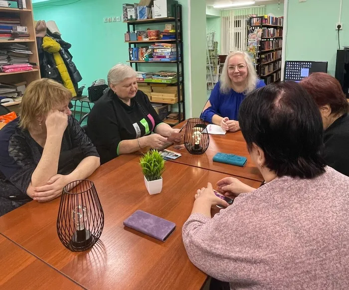 На фото участник встречи работают с картами