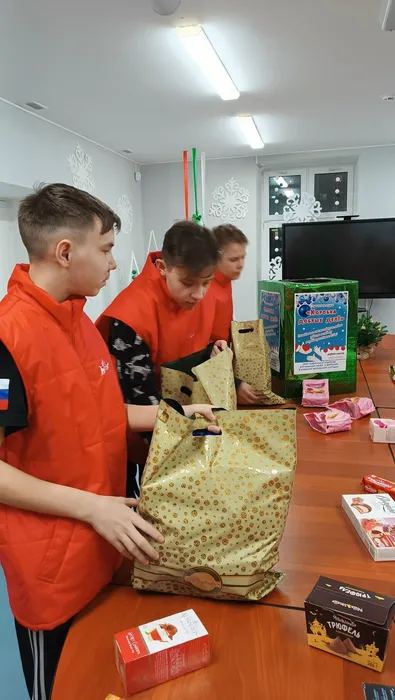 Волонтеры упаковывают новогодние подарки
