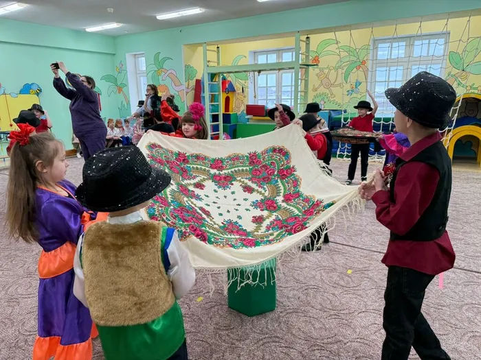 Воспитанники ДОУ № 2 Радуга показывают цыганскую игру Шатер