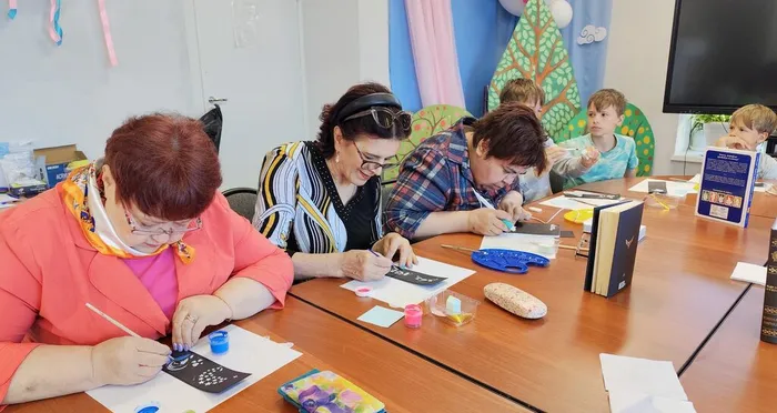 Фото: участники набивают рисунок или уже делают тиснение