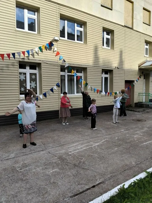Фото: участники клуба делают разминку
