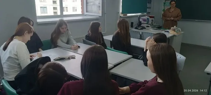 Фото: одна из команд совещается