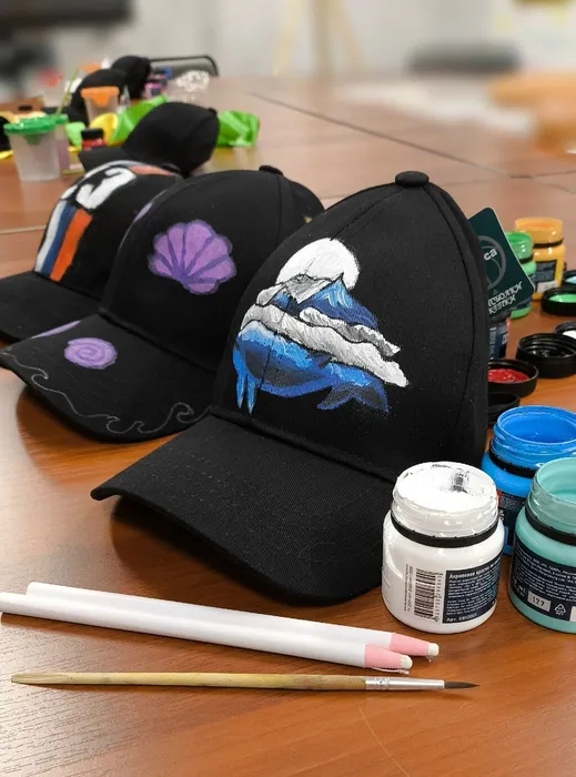 Расписанные кепки