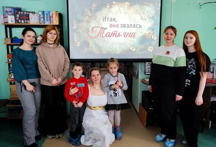 Фото: участники и ведущая викторины
