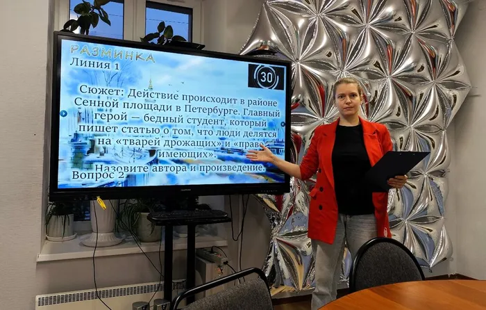 Фото: ведущий литературного путешествия у экрана