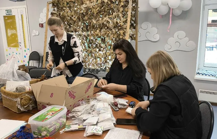 Волонтеры подготавливают посылки на фронт