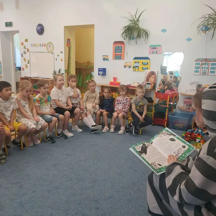 Фото: дети слушают произведения Е. Ульевой