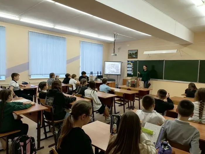 Фото: класс слушает ведущего