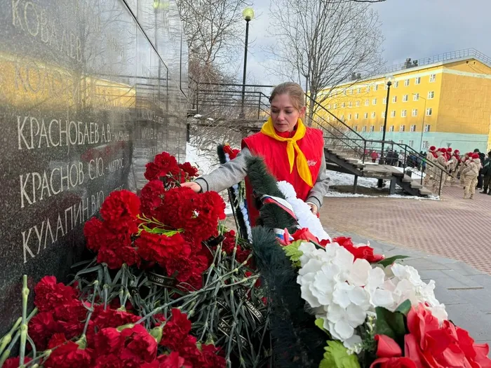 Директор ЦКБО возлагает цветы