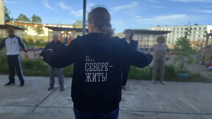Фото: участники клуба выполняют разминку
