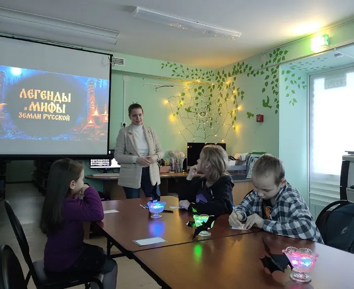 Фото: Участники, ведущий и экран викторины