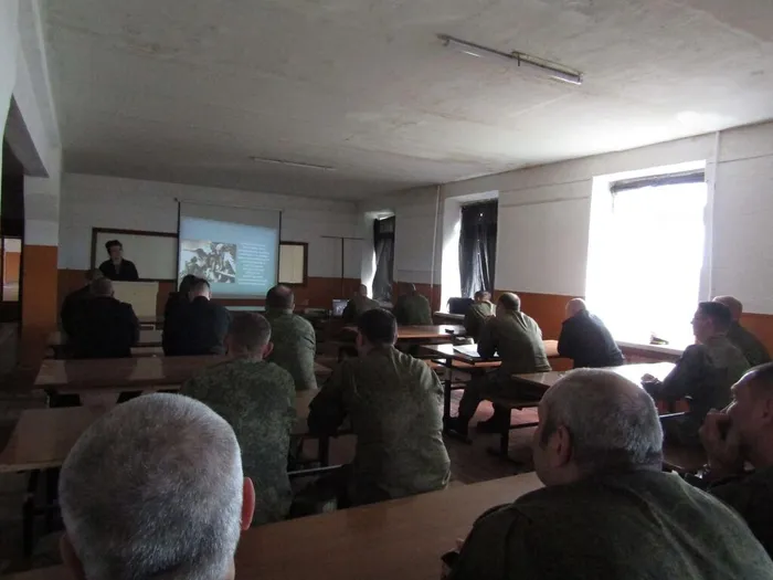 Фото: военнослужащие внимательно слушают лектора
