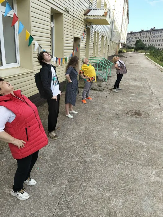 Фото: участники клуба делают разминку