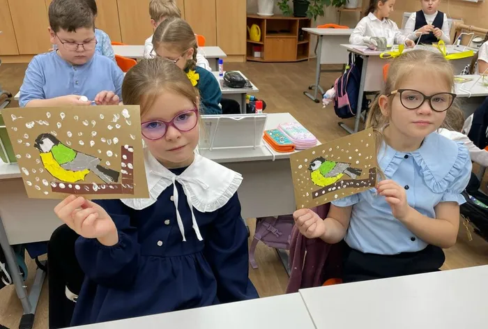 Фото: Дети демонстрируют аппликации, выполненные на мероприятии