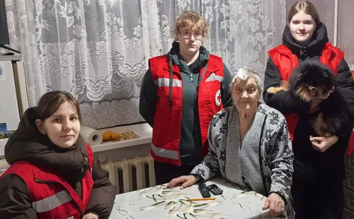 Фото: волонтеры культуры и Красный крест с благополучателем