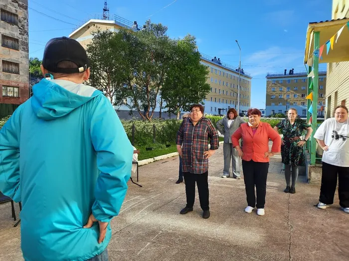 Фото: участников застали за упражнением "поднять плечи"