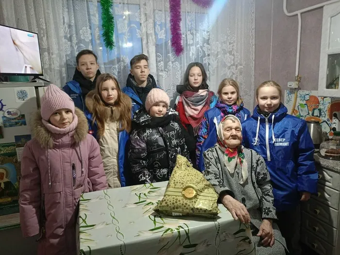 Волонтеры поздравили ветерана с новым годом