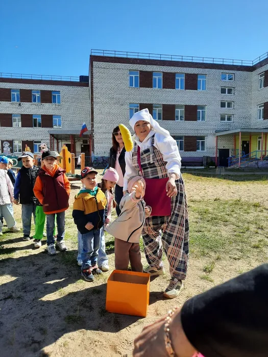 Фото: юные участники и заяц-ведущий