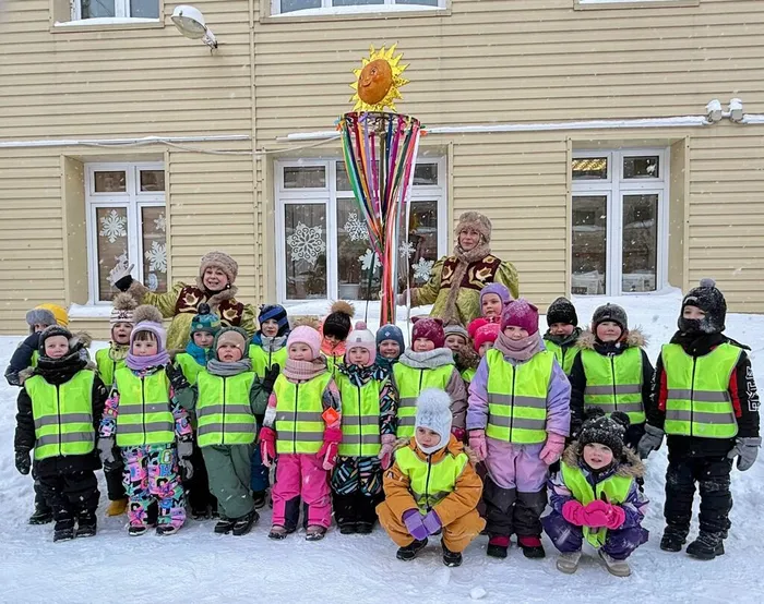 Воспитанники ДОУ 2 Радуга с ведущими мероприятия