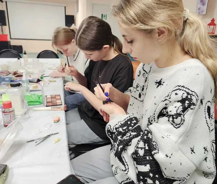 Фото: участницы мастер-класса пробуют гримировать себя