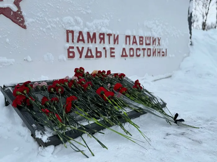 Возложенные цветы на территории воинского захоронения