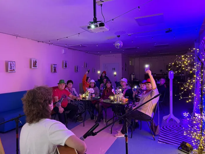 Фото: участники мероприятия смотрят выступление приглашенного гостя