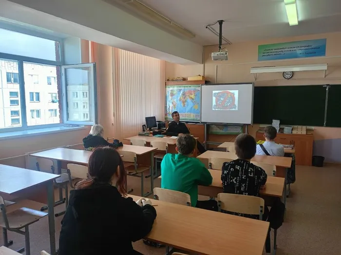 Инспектор ПДН ОМВД проводит профилактическую беседу Скажи наркотикам нет