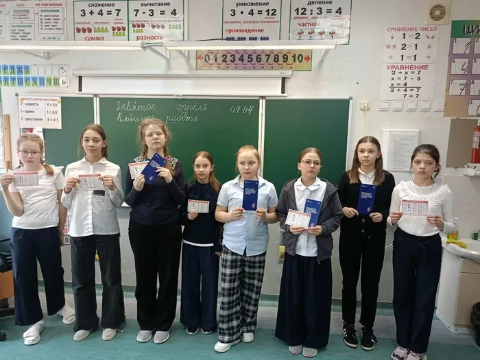 Учащиеся с информационными листовками