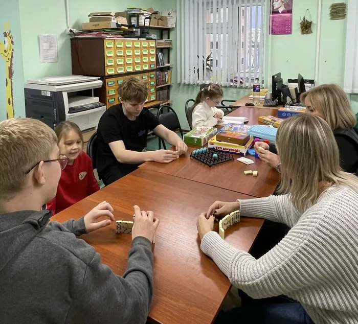 Фото: участники мероприятия играют в настольные игры