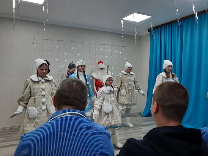 Фото: выступает молодёжь культурного десанта