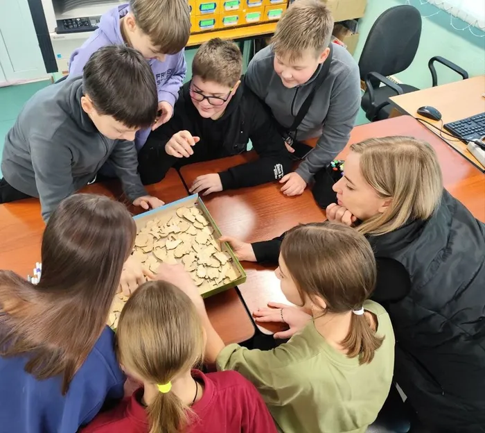 Фото: участники выбирают значки для раскрашивания