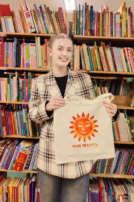 Фото: участница мероприятия со своей работой