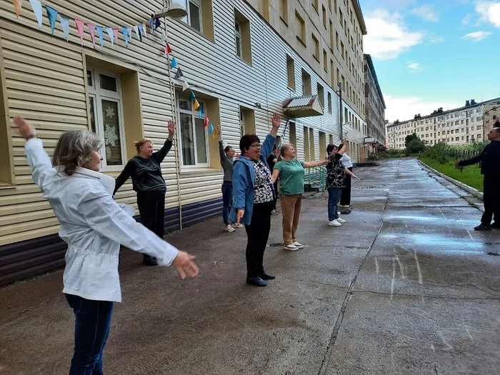 Фото: Задорная зарядка участников перед самым дождём