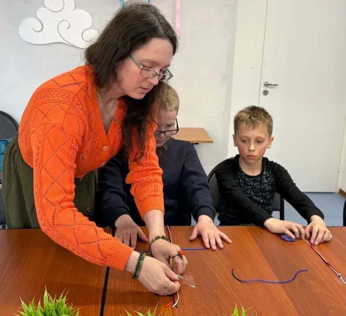 Ребята учатся плести браслеты