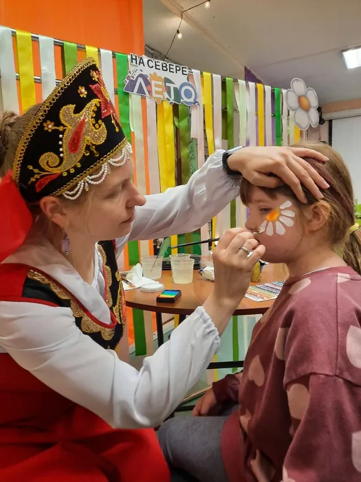 Фото: рисуем ромашки аквагримом