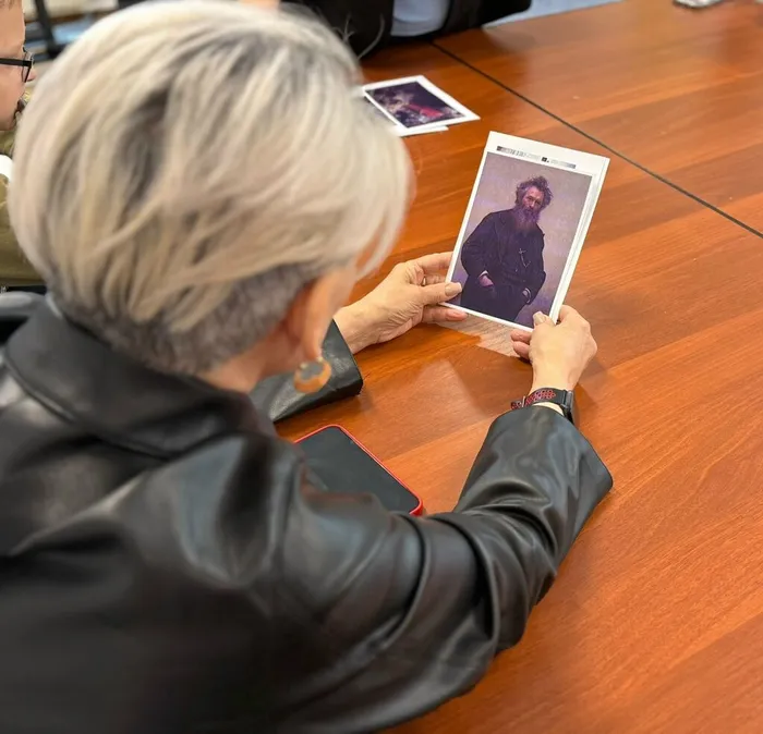 Участники мероприятия рассматривают портреты великих русских художников