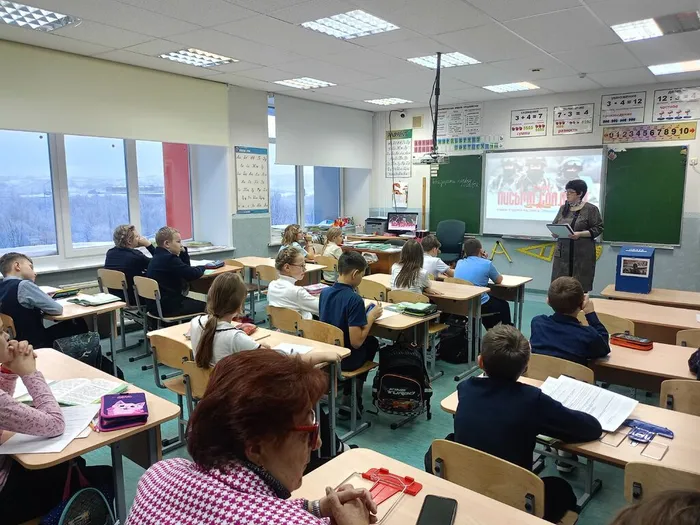 Фото: Самодеятельная поэтесса Французова Н.В. читает детям свои стихи