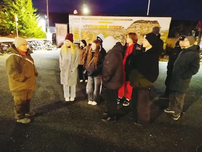 Фото: участники мероприятия на фоне историко-краеведческой экспозиции "Титовский рубеж"