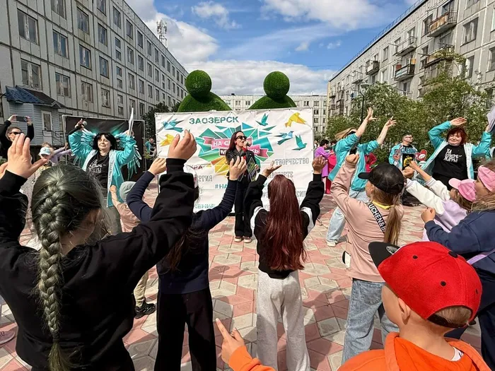Участники городского праздника танцуют