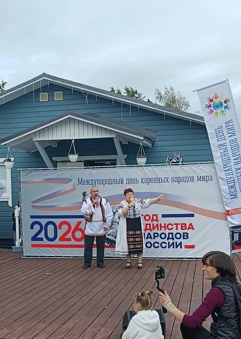 Фото: участники клуба "Домашний очаг" со своим музыкальным номером