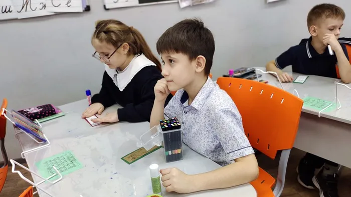 Фото: учащиеся делают закладку