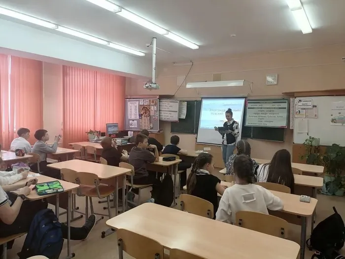 Фото: школьники слушают информацию о подвигах А. Невского