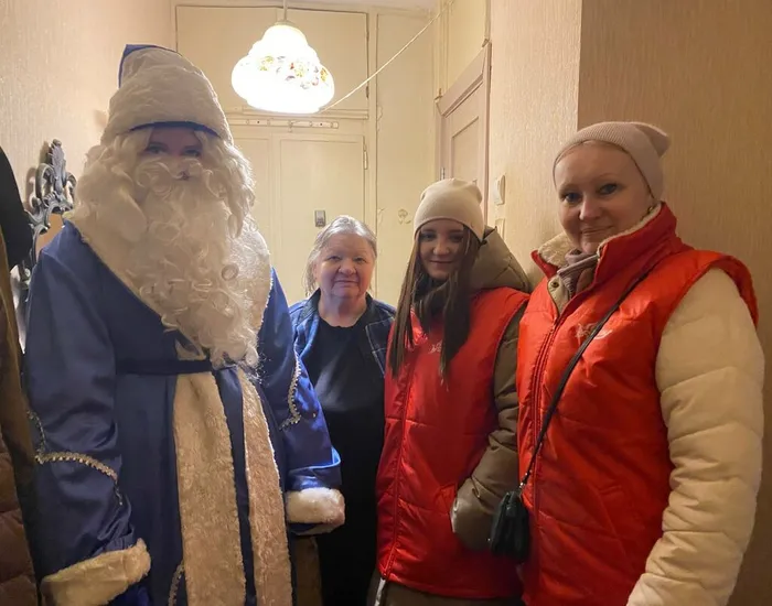 Волонтеры передают подарки женщине