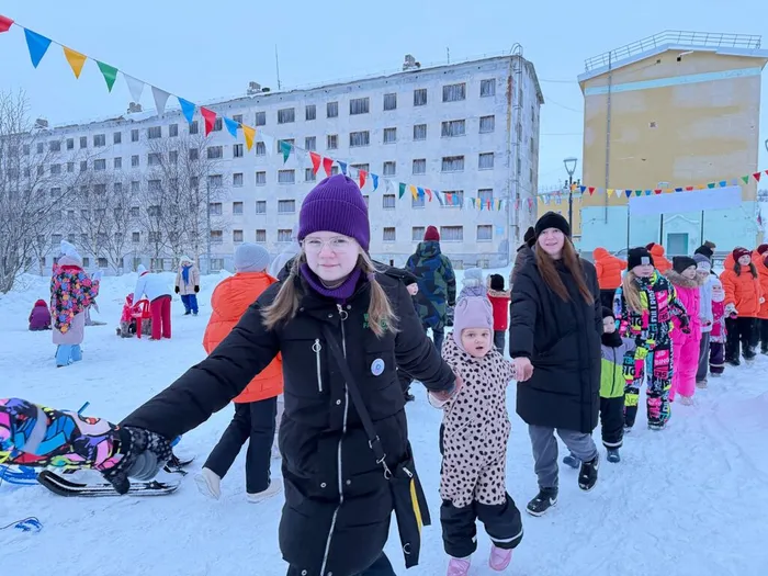 Участники меропрития в масштабном хороводе