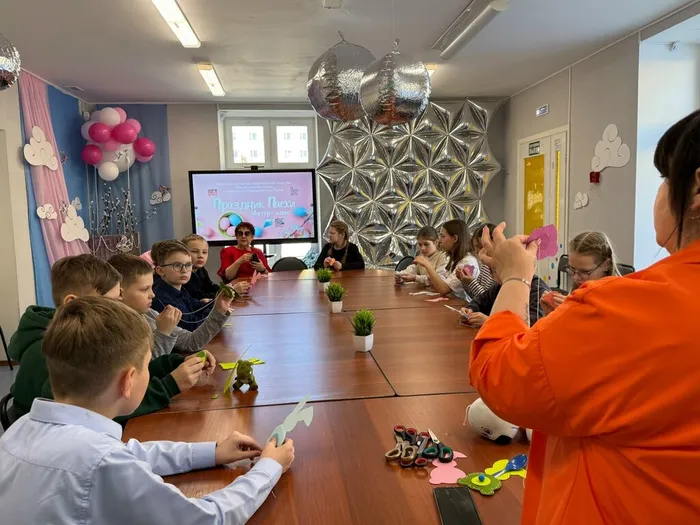 Участники мастер-класса слушают специалистов ЦКБО в ходе мероприятия