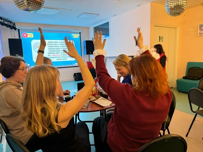 Участники мероприятия играют в командную игру