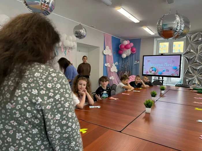 Участникам мастер-класса рассказывают об этах работы