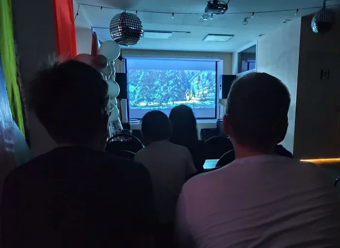 Фото: посетители смотрят фильм "Группа крови"