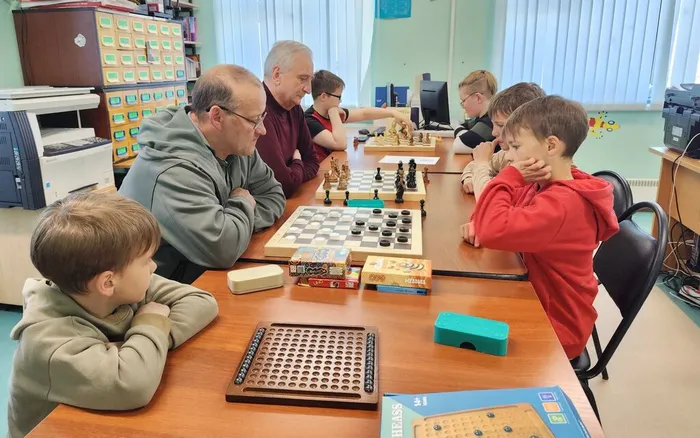 Фото: Участники вечера за игрой