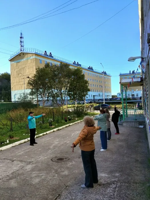 Фото: участники клуба выполняют разминку
